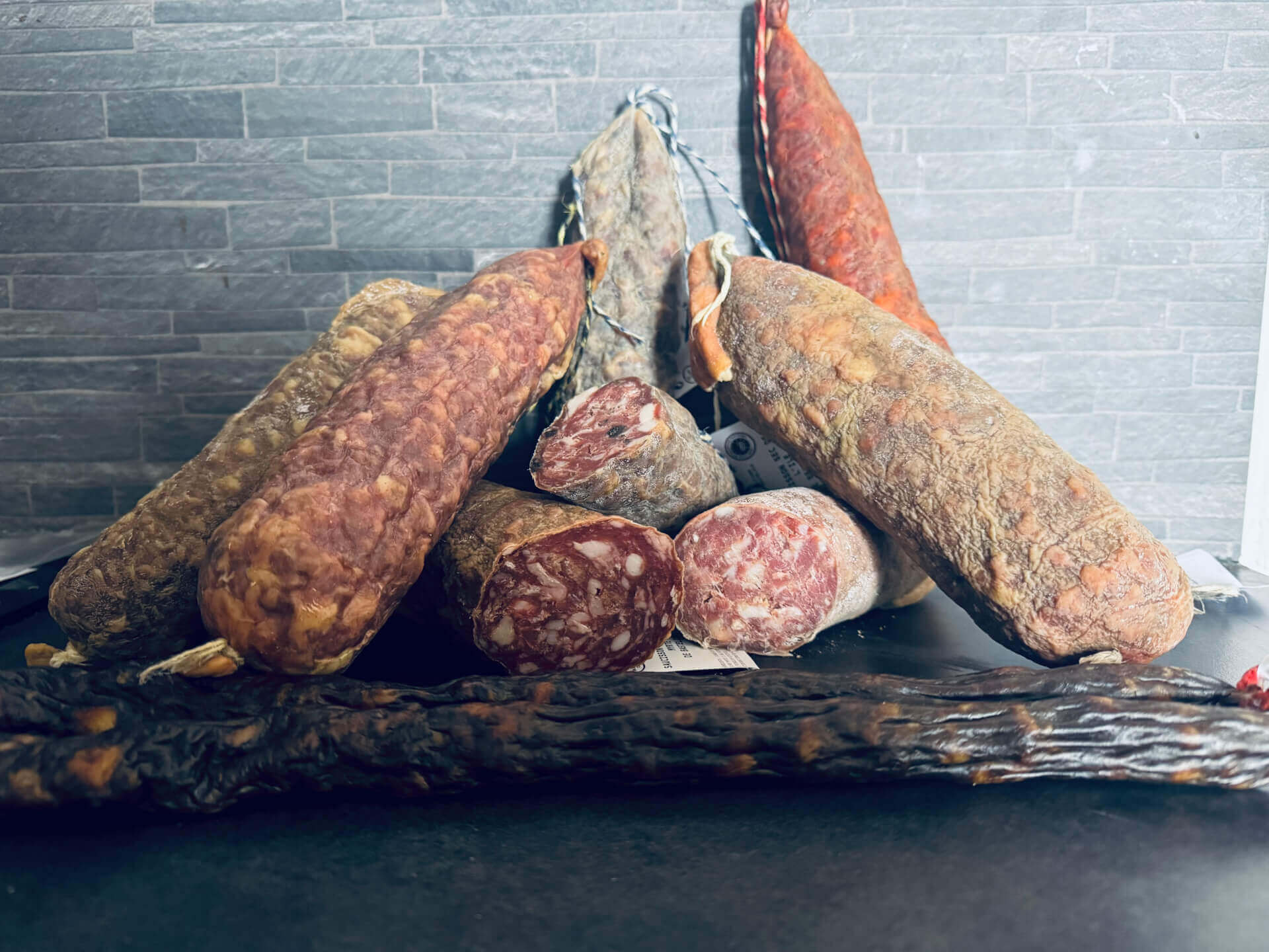 Assortiment de saucisses Artisanales Corses – Saveurs Authentiques de l'Île de Beauté